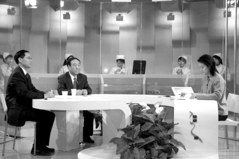 李佃贵院长(中)做客中央电视台《健康之路》